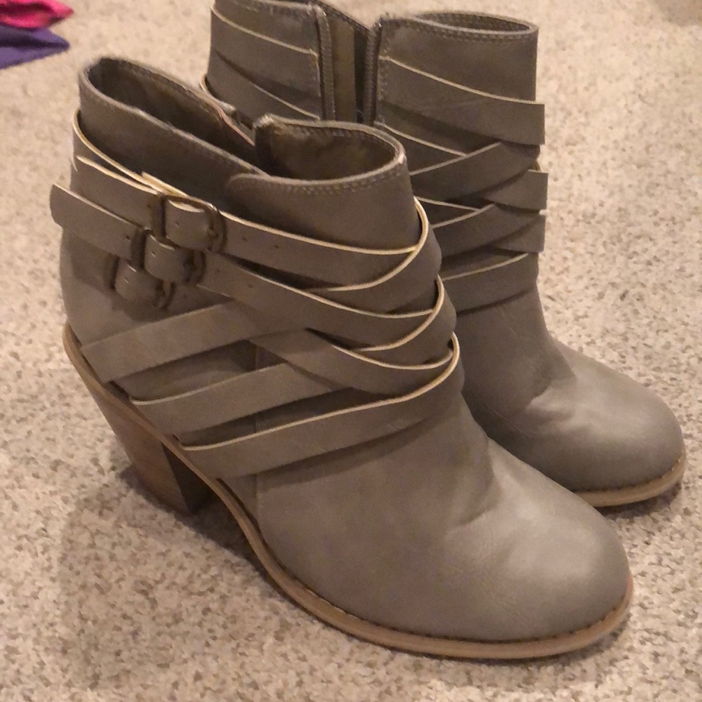 Journee Collection gray taupe booties ankle boots 7